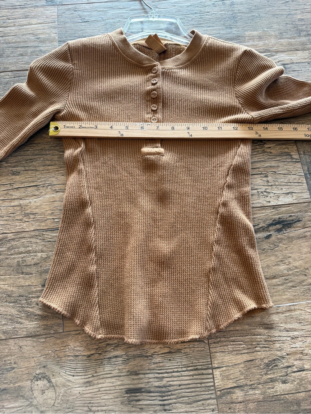 SKIMS Camel Ribbed Button-Front Long Sleeve Henley Top - Picture 6 of 7